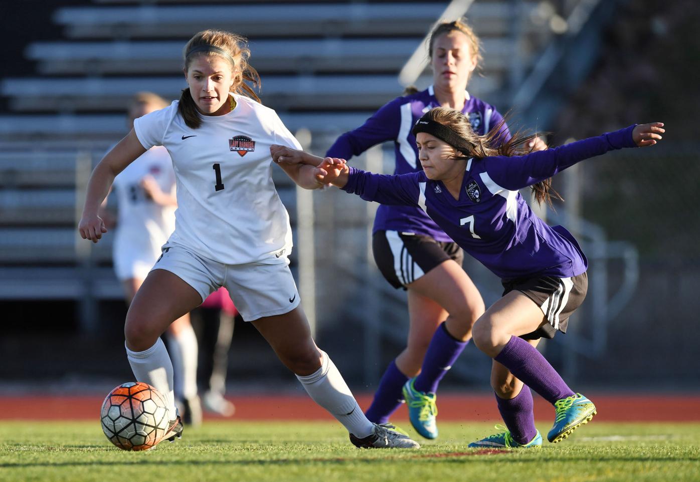 Hannah Burgo’s 5 goals help TCA cruise to 2nd round