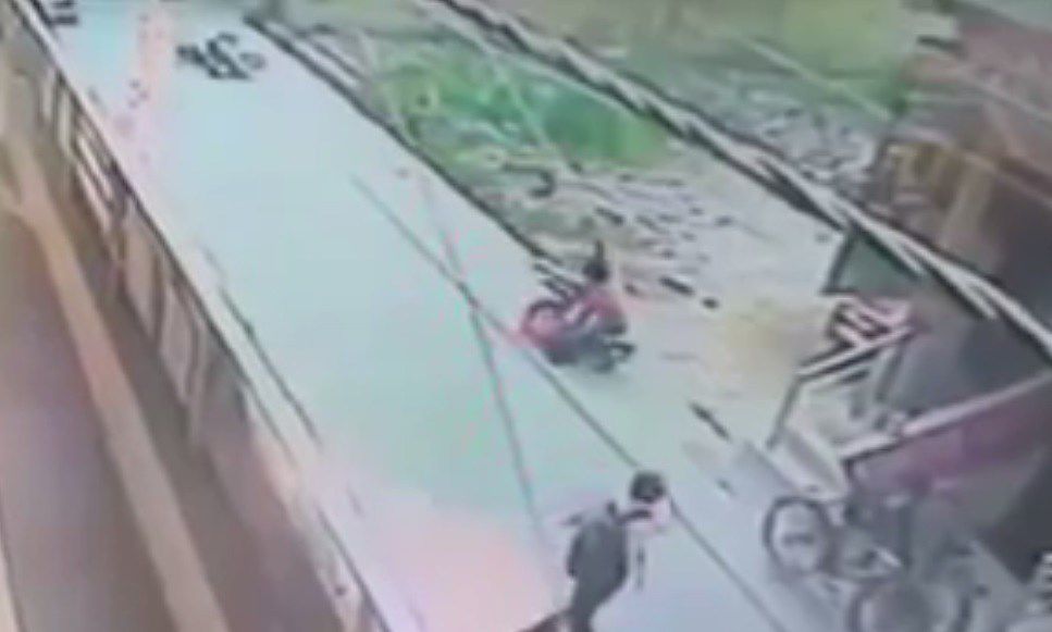 Woman stabbed more than 20 times in broad daylight. Video shows passersby doing nothing