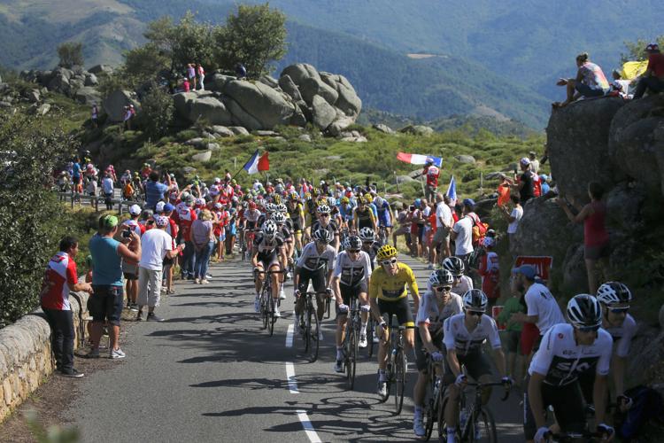 Geraint Thomas and Chris Froome remain 1-2 in Tour de France after hilly 14th stage