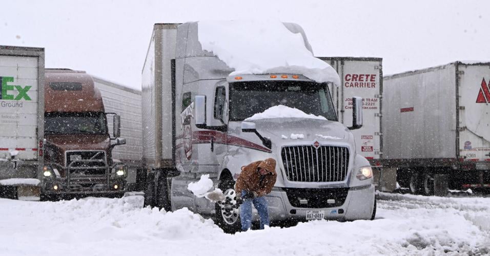 Live weather blog – Colorado Springs: heavy snow continues Thursday night as temps drop