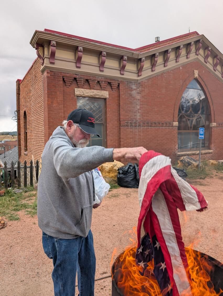 Cripple Creek American Legion retires flags