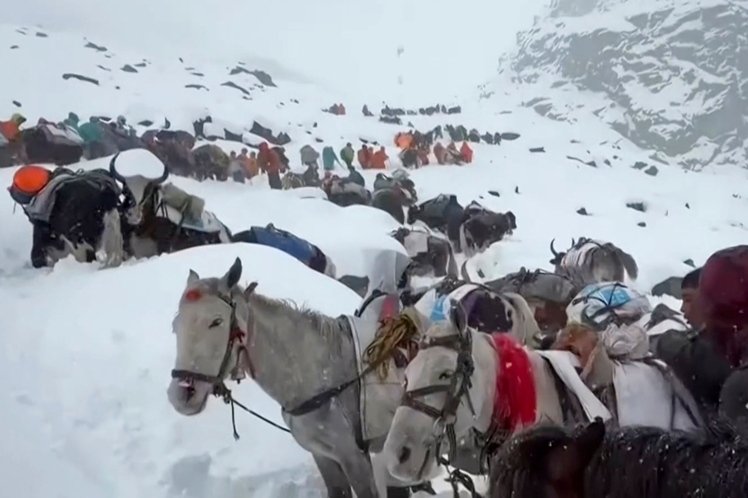 Hundreds of hikers rescued from Mount Everest